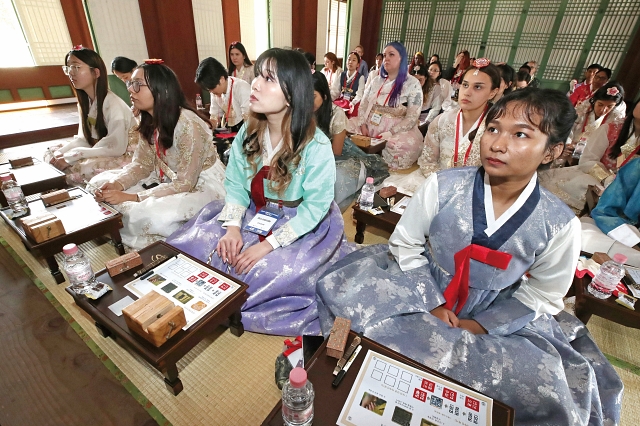 2023년 10월 6일 서울 종로구 경복궁에서 열린 ‘2023년 집현전 왕실문화 체험학교’에 초청된 세종학당 한국어 우수학습 외국인들이 경내 수정전에서 강사의 설명을 듣고 있다. 사진 뉴시스
