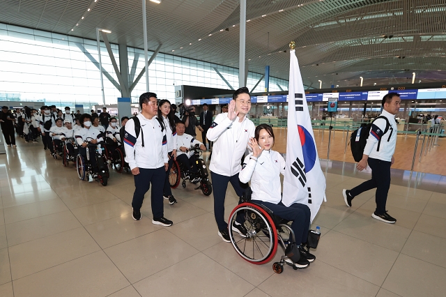 8월 21일 인천국제공항 제2터미널에서 2024 파리패럴림픽 대한민국 선수단이 출영식을 마치고 출국장으로 이동하고 있다. 사진 대한장애인체육회