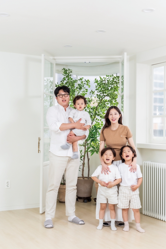 박기태·유수연 부부와 (오른쪽부터) 결이·도이·휜이 군. 사진 C영상미디어