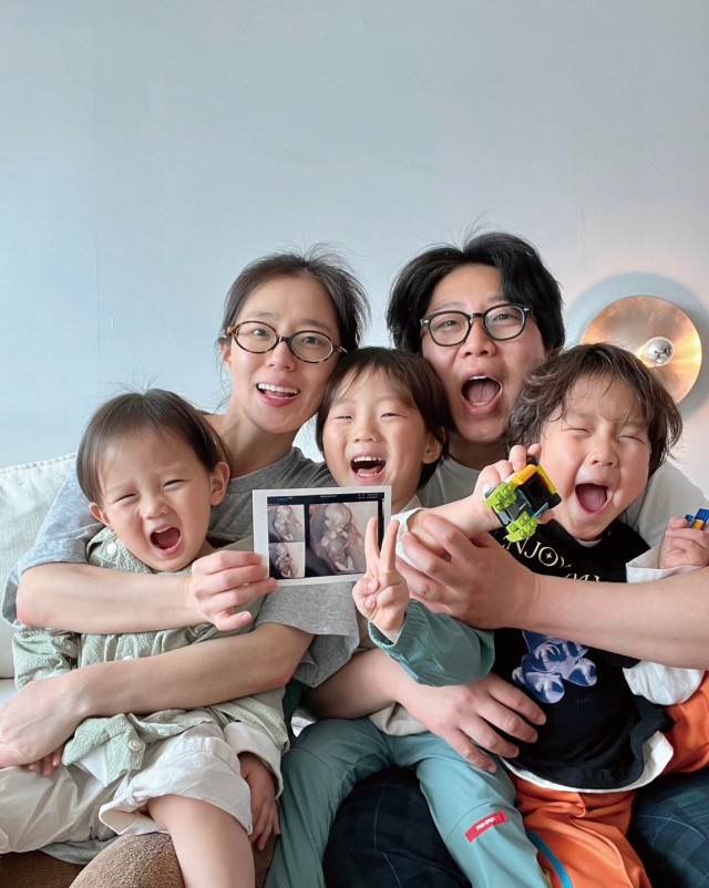 서울시 ‘다둥이 가족’ 사진 공모전에서 대상을 받은 박기태·유수연 부부의 가족사진. 사진 유수연