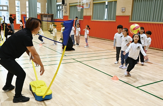 3월 경기 용인시 마성초등학교에서 학생들이 늘봄학교 배구수업을 하고 있다. 올해 1학기 일부 학교에 먼저 도입된 늘봄학교는 2학기 전국 초1을 대상으로 전면 운영된다. 사진 뉴시스