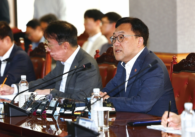 김병환 금융위원장이 8월 20일 서울 중구 은행연합회에서 열린 첫 번째 금융권 릴레이 간담회에서 모두발언을 하고 있다. 사진 뉴시스