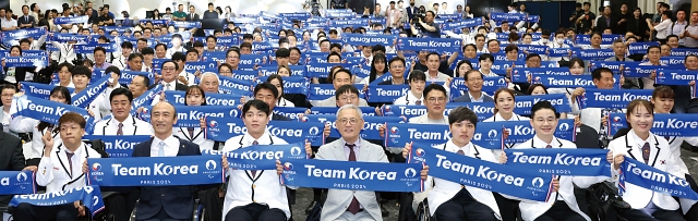 2024 파리 패럴림픽대회 대한민국 선수단이 8월 12일 서울 송파구 올림픽파크텔에서 열린 결단식을 마치고 단체 기념촬영을 하고 있다. 사진 문화체육관광부