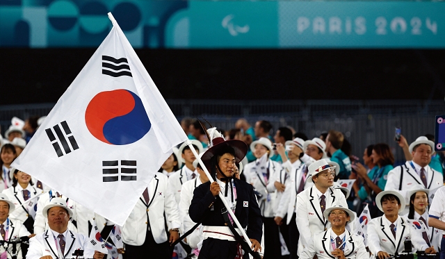 프랑스 파리 콩코르드 광장에서 열린 2024 파리패럴림픽 개회식에서 기수 최용범(카누)을 선두로 대한민국 선수단이 입장하고 있다.