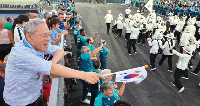 유인촌 문화체육관광부 장관이 8월 28일(현지시간) 프랑스 파리 콩코르드 광장에서 열린 ‘2024 파리패럴림픽 개회식’에서 입장하는 대한민국 선수단을 향해 태극기를 흔들며 환호하고 있다.