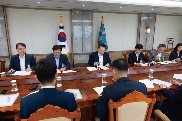윤석열 대통령이 8월 26일 용산 대통령실에서 제100차 수석비서관회의를 주재하고 있다. 사진 대통령실