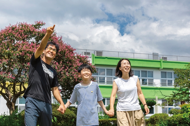 전남 구례 광의초등학교로 농촌유학을 온 고강혁 군(가운데)과 아버지 고영근 씨, 어머니 이명우 씨. 농촌유학을 계기로 세 가족은 농촌에서 새로운 미래를 꿈꾸고 있다. 사진 C영상미디어