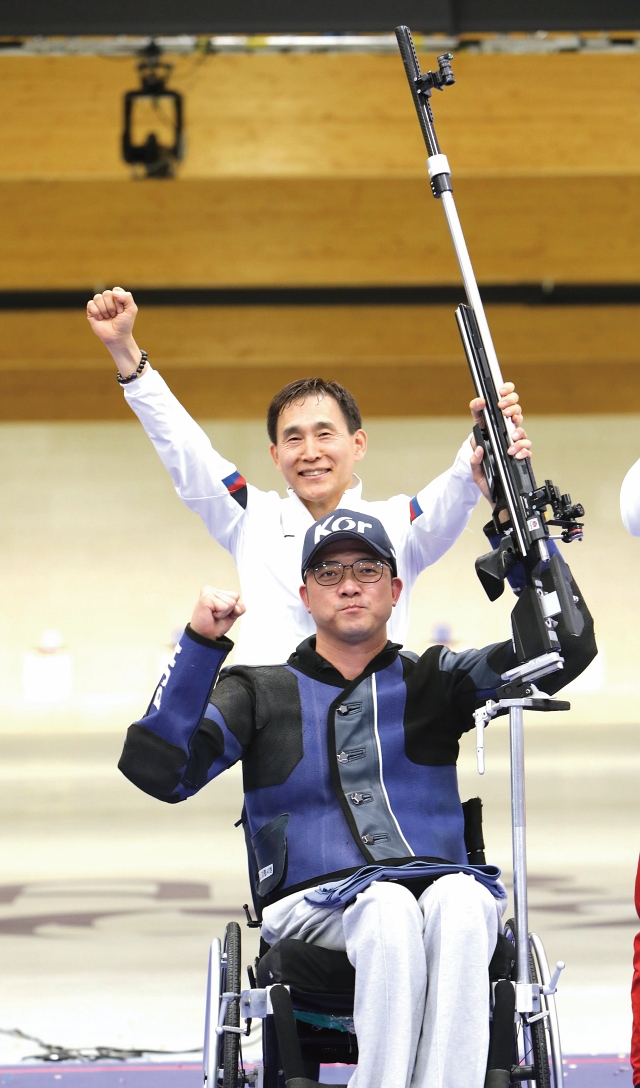 &lsquo;사격 간판&rsquo; 박진호 선수가 9월 2일 사격 R7 남자 50m 소총 3자세에서 압도적인 실력으로 한국 선수단 첫 2관왕에 올랐다.