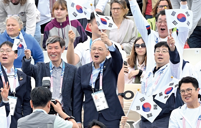 유인촌 문화체육관광부 장관이 8월 31일 프랑스 파리 앵발리드에서 열린 파리패럴림픽 양궁 여자 컴파운드 W1 양궁 대표팀 김옥금과 중국의 준결승전에서 응원을 하고 있다. 사진 뉴시스