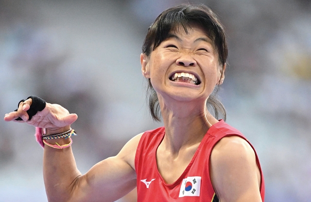 전민재 선수가 9월 4일 여자 육상 100m T36등급 결선에서 결승선을 7위(14초 95)로 통과한 뒤 기록을 확인하고 있다.