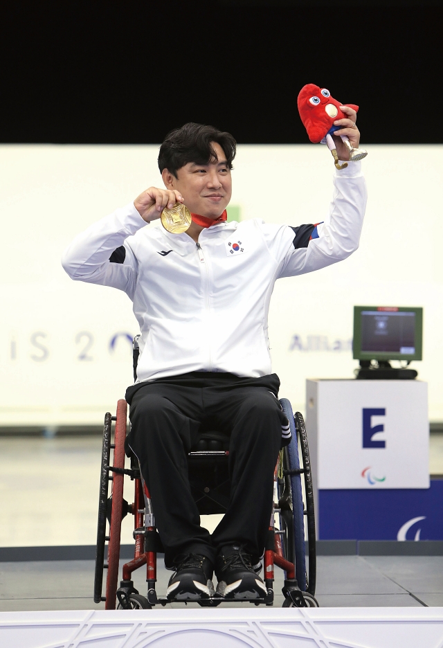 2024 파리패럴림픽 한국 선수단의 첫 금메달 주인공 조정두 선수가 8월 29일 사격 남자 10ｍ 공기권총 결선에서 1위를 차지한 후 기뻐하고 있다.