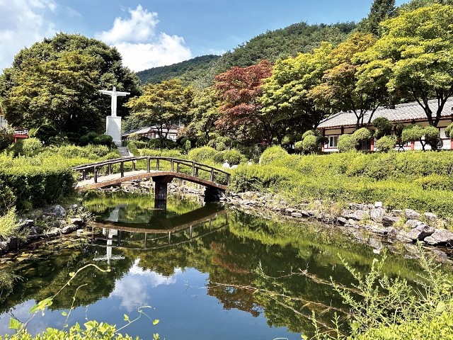충북 제천시 배론성지의 &lsquo;마음을 비우는 연못&rsquo;은 순례 코스의 출발점이다.