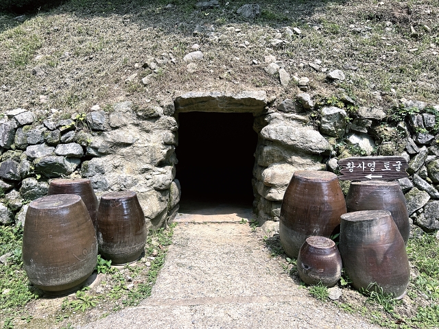 &lsquo;황사영 토굴&rsquo;은 황사영이 백서를 쓰며 8개월 동안 은신한 곳이다.
