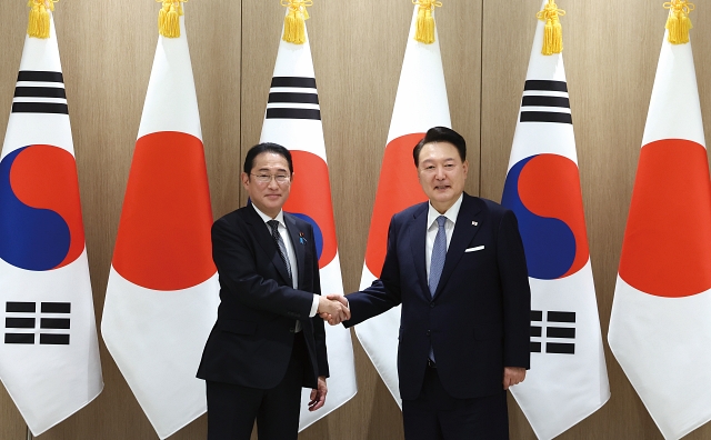 윤석열 대통령과 기시다 후미오 일본 총리가 9월 6일 용산 대통령실에서 악수하며 기념촬영을 하고 있다. 사진 뉴시스