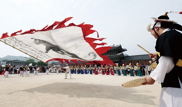 5월 4일 서울 종로구 경복궁에서 열린 ‘2024 봄 궁중문화축전’ 길놀이 공연 모습. 사진 뉴시스
