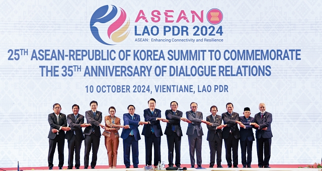 윤석열 대통령이 10월 10일(현지시간) 라오스 비엔티안 국립컨벤션센터(NCC)에서 열린 한&middot;아세안(ASEAN&middot;동남아시아국가연합) 정상회의에서 손싸이 시판돈 라오스 총리 등과 기념촬영을 하고 있다. 사진 뉴시스