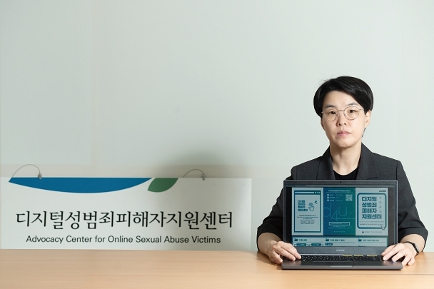 디지털성범죄피해자지원센터는 피해자를 위한 상담 창구를 365일 열어두고 있다. 박성혜 삭제지원팀장은 &ldquo;디지털 성범죄는 쉽게 근절되기 어려운 문제&rdquo;라면서도 &ldquo;사회제도와 국민인식이 이전과 많이 달라지고 있다&rdquo;고 했다. 사진 C영상미디어