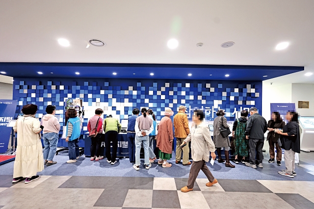 10월 7일 서울 강동구 소재 서울시민대학 동남권 캠퍼스 내 디지털 체험존의 모습. 디지털 기기 체험을 위해 모인 어르신들로 북적였다. 사진 C영상미디어