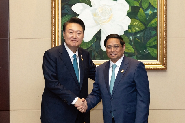 윤석열 대통령이 10월 10일(현지시간) 라오스 비엔티안 국립컨벤션센터(NCC)에서 열린 한&middot;베트남 양자회담에서 팜 밍 찡 베트남 총리와 악수하고 있다.