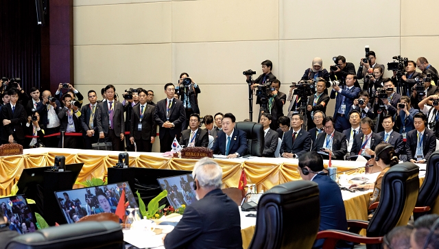 윤석열 대통령이 10월 10일(현지시간) 라오스 비엔티안 국립컨벤션센터(NCC)에서 열린 아세안+3(한&middot;일&middot;중) 정상회의에서 발언하고 있다. 사진 뉴시스