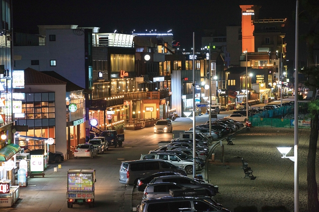 안목해변 카페거리의 모습. 500m 길이 거리를 따라 자리한 스무곳 남짓의 카페마다 특색있는 커피를 맛볼 수 있다. 사진 한국관광공사 포토코리아-김지호