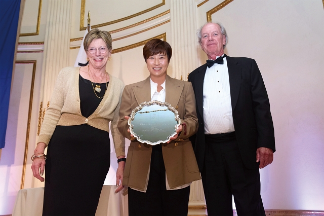 9월 30일(현지시간) 미국 뉴욕 더플라자호텔에서 열린 코리아소사이어티 연례 만찬에서 박세리 대표(가운데)가 밴 플리트상 트로피를 들고 기념촬영을 하고 있다. 사진 바즈인터내셔널