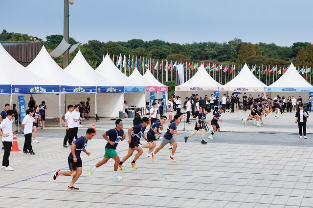 10월 13일 서울 송파구 올림픽공원 평화의 광장에서 열린 &lsquo;2024 전국 체력왕 선발대회&rsquo; 참가자들이 20m 왕복달리기를 하고 있다
