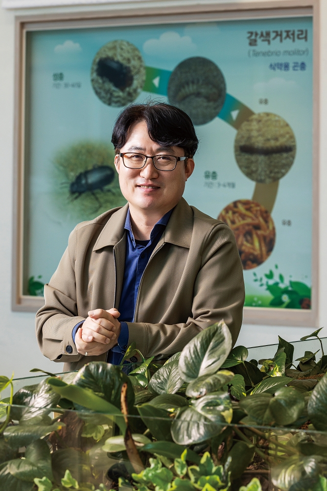 충청북도농업기술원 곤충연구소 송명규 박사는 &ldquo;곤충산업의 미래가 밝다&rdquo;고 말했다. 사진 C영상미디어