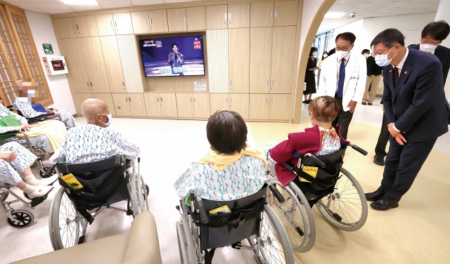 이기일 보건복지부 1차관이 10월 21일 서울 은평구 소재 치매안심병원을 방문해 치매 관련 의료 서비스 운영 현황을 살펴보고 현장 의견을 청취하고 있다. 사진 보건복지부