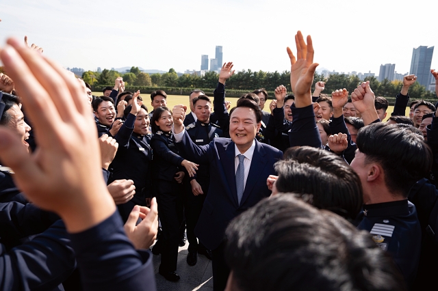 윤석열 대통령이 10월 25일 용산 대통령실에 견학 온 공군사관학교 4학년 생도들을 만나 ‘독수리 구호’를 함께 외치고 있다. 사진 대통령실