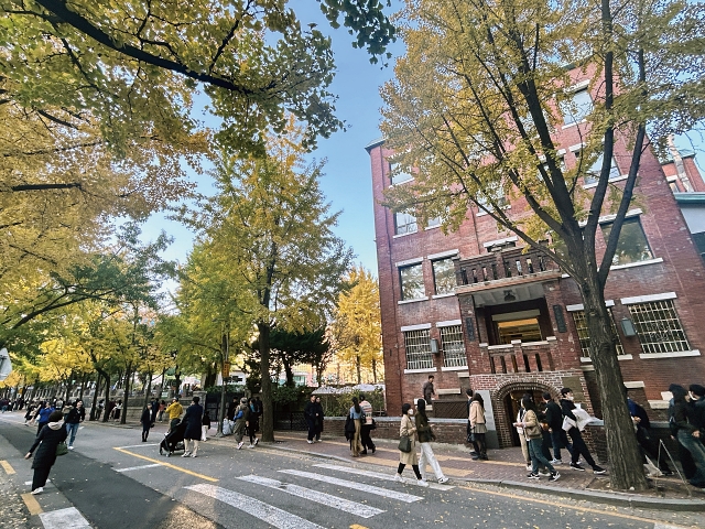 주말에 정동길이 가을 운치를 즐기고 있는 사람들로 북적이고 있다. 사진 박근희 객원기자