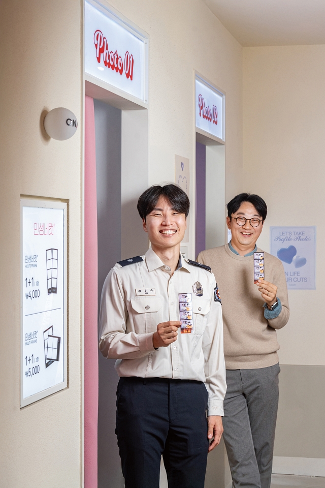 국민과 친숙한 소방문화를 만들어가고 있는 소방청 장복환 디지털소통팀장(오른쪽)과 김은수 소방위. 사진 C영상미디어