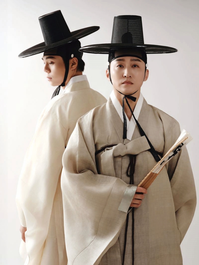 창극 &lsquo;이날치전(傳)&rsquo;의 주인공 &lsquo;이날치&rsquo; 역을 맡은 김수인(왼쪽)&middot;이광복. 제공 국립창극단