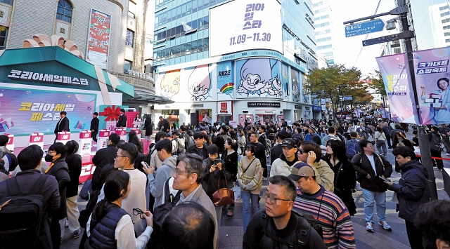 ‘2024 코리아세일페스타’를 알리는 배너가 걸린 서울 중구 명동 일대가 방문객들로 붐비고 있다. 사진 뉴시스