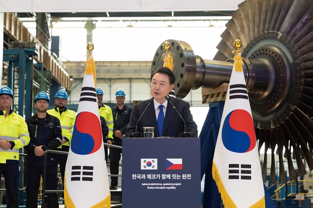 윤석열 대통령이 9월 20일(현지시간) 체코 플젠 두산스코다파워 공장에서 열린 원전 전주기 협력 협약식에서 축사를 하고 있다. 사진 뉴시스