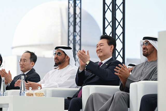 2023년 1월 16일(현지시간) 아랍에미리트(UAE)를 국빈 방문한 윤석열 대통령이 바라카 원자력 발전소 현장에서 열린 3호기 가동식에 참석해 박수를 치고 있다. 사진 뉴시스