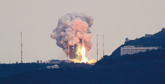 2023년 5월 25일 국내 독자 기술로 개발된 한국형 발사체 누리호(KSLV-Ⅱ)가 전남 고흥군 나로우주센터에서 발사되고 있다. 사진 과학기술정보통신부