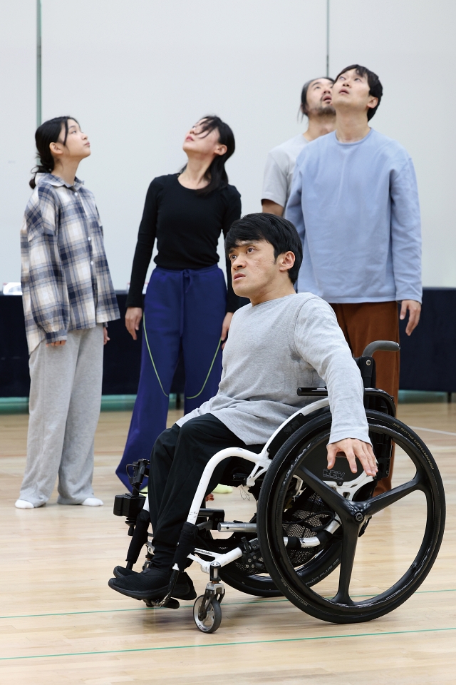 몬스터 콜스’ 배우들이 11월 18일 서울 중구 국립극장에서 공연 연습에 열중하고 있다. 사진 뉴시스