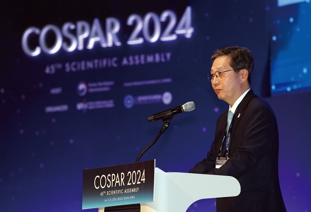 윤영빈 우주항공청장이 7월 15일 부산에서 열린 국제우주연구위원회(COSPAR) 학술총회에서 개회사를 하고 있다. 사진 뉴시스
