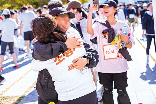 10월 20일 소방청이 주최한 ‘두근두근 런’ 마라톤 행사에서 한 시민이 심정지 소생자 김자영 씨를 꼭 안아주고 있다. 제공 김자영