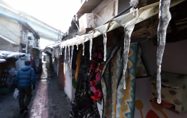 정부는 2025년 3월 15일까지 &lsquo;겨울철 자연재난 대책기간&rsquo;을 운영하며 쪽방촌 주민, 노숙인 등 취약계층 보호에 만전을 기하고 있다. 사진은 서울 영등포구의 쪽방촌. 사진 뉴시스