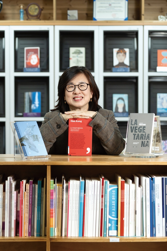 윤선미 교수가 한국문학번역원 1층 도서관에서 한강 작가의 ‘채식주의자’를 소개하고 있다. 맨 왼쪽은 한국어판, 나머지 두 권은 윤 교수가 번역한 스페인어판이다. 한 작가의 작품은 번역원을 통해 28개국 언어로 번역, 총 76종의 책으로 출간됐다. 사진 C영상미디어