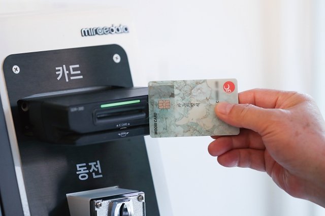 서울의 한 편의점에서 소비자가 카드로 결제하고 있다. 사진 뉴시스
