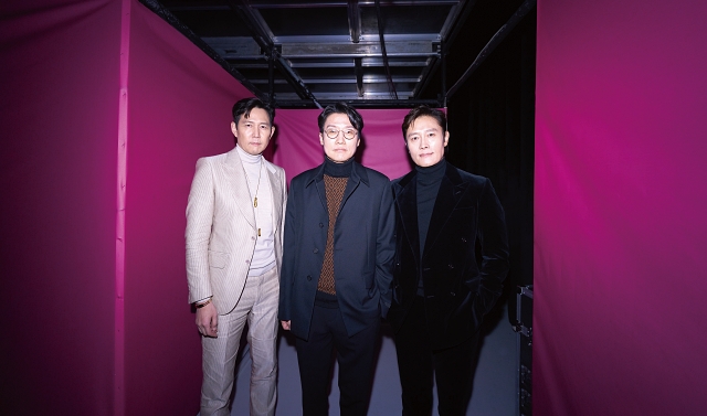 황동혁 감독과 주연배우 이정재, 이병헌이 핑크카펫 행사에 참석했다.