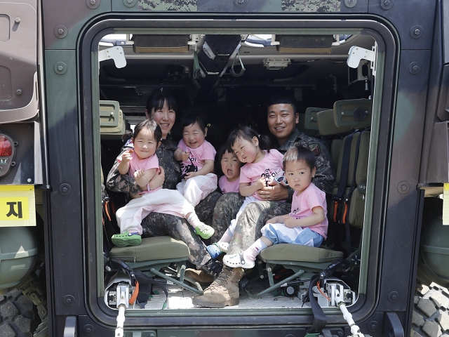 5월 4일 인천 부평구 17보병사단에서 열린 부대개방행사에서 김진수&middot;서혜정 대위 가족이 차륜형장갑차 탑승 체험을 하고 있다. 서 대위는 2021년 국내에서 34년 만에 다섯쌍둥이를 출산해 화제가 됐다. 사진 뉴시스