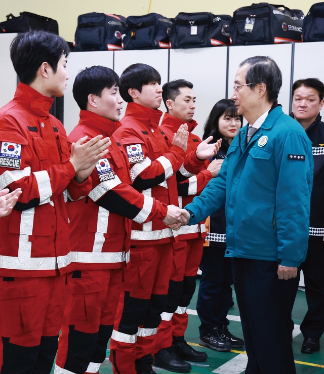 한덕수 대통령 권한대행 국무총리가 12월 24일 서울중부소방서를 방문해 연말연시 특별경계근무계획 등을 점검하고 근무자들을 격려하고 있다. 사진 뉴시스