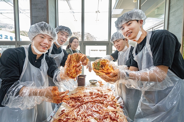 전인고등학교 학생들이 직접 담근 김치를 들고 활짝 웃고 있다. 사진 C영상미디어