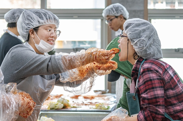 전인고등학교 한 학생이 직접 담근 김치를 선생님께 맛보여주고 있다. 사진 C영상미디어