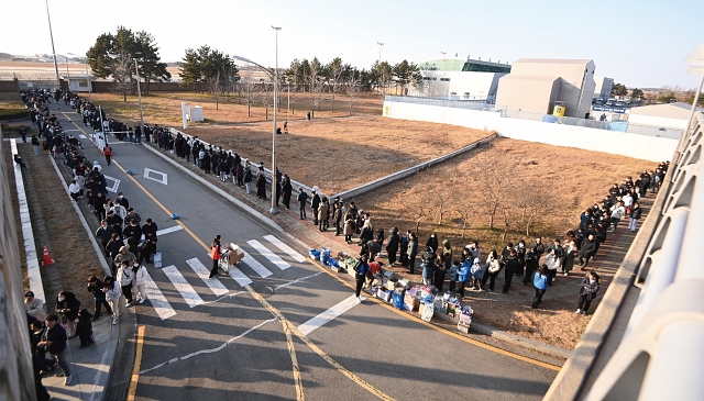 1월 1일 전남 무안국제공항에 마련된 제주항공 여객기 사고 희생자 합동분향소에 추모를 하기 위해 추모객들이 줄을 서고 있다. 사진 뉴시스