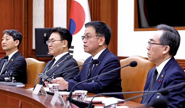 최상목 대통령 권한대행 부총리 겸 기획재정부 장관이 1월 2일 정부서울청사에서 열린 경제관계장관회의에서 발언하고 있다. 사진 뉴시스